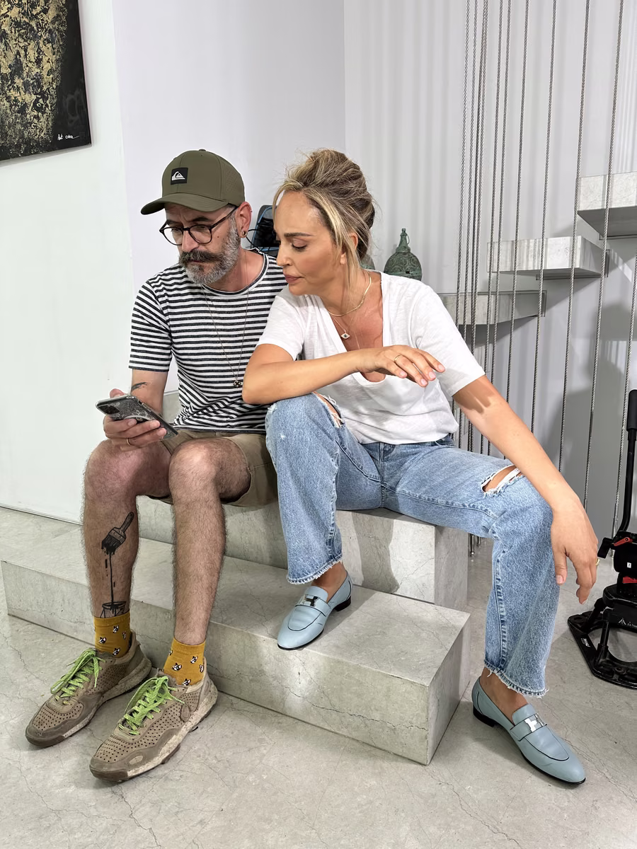 אנשי צוות סביב מסך צילום